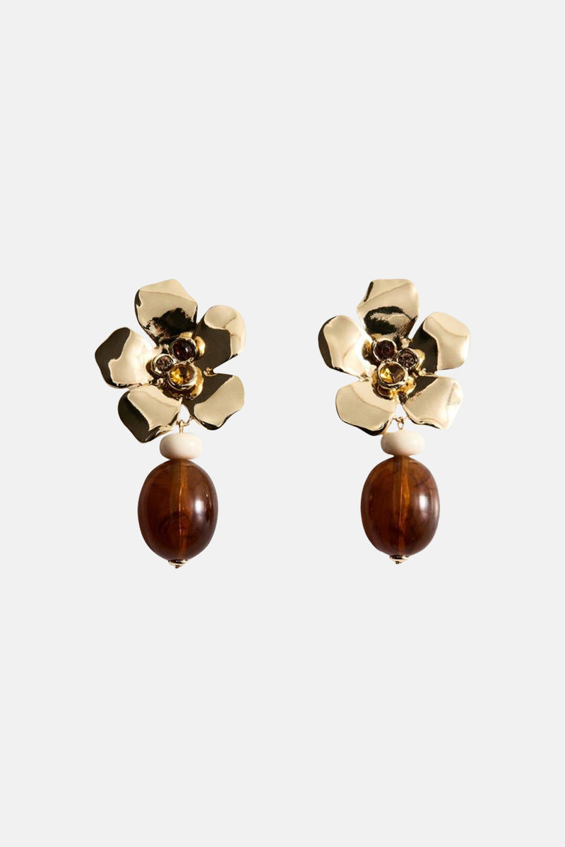 Boucles d'oreilles dorées de MANGO, avec fleur, perle crème et pendentif ovale marron transparent.