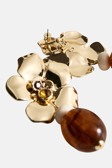 Boucles d'oreilles dorées de MANGO, ornées de fleurs métalliques brillantes et de perles décoratives marron et crème.
