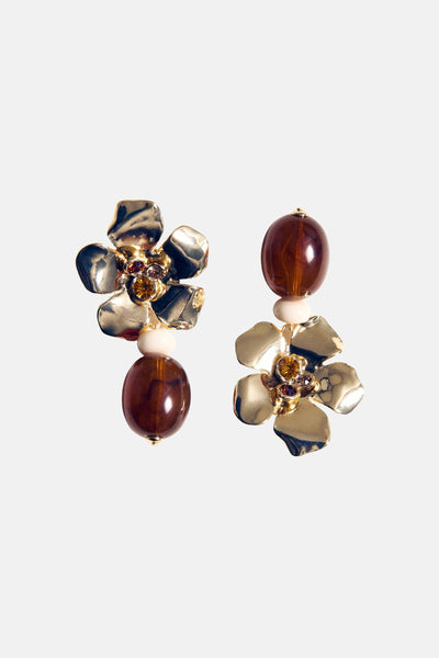 Boucles d'oreilles dorées, par MANGO, avec des fleurs ornementales et des perles marron.
