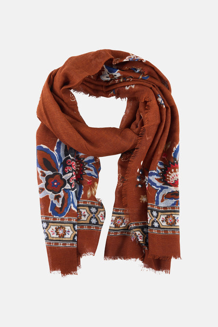 Foulard marron à motif floral by MANGO, avec des détails multicolores et une texture légèrement frangée.
