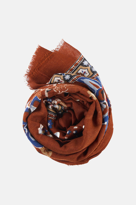 Foulard multicolore de MANGO, enroulé avec un motif décoratif floral et géométrique.