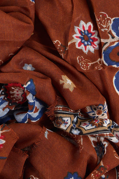 Foulard multicolore de MANGO, avec un motif fleuri et oriental sur un tissu froissé brun.
