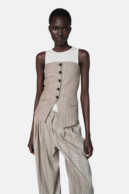 Chemisier sans manches multicolore de MANGO, à carreaux avec boutons et poche unique, porté avec un pantalon assorti.
