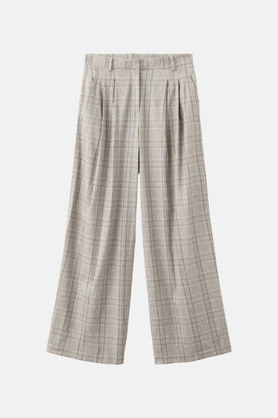 Beige broek van MANGO, met grijze strepen en decoratieve plooien aan de voorkant.