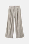 Beige broek van MANGO, met grijze strepen en decoratieve plooien aan de voorkant.