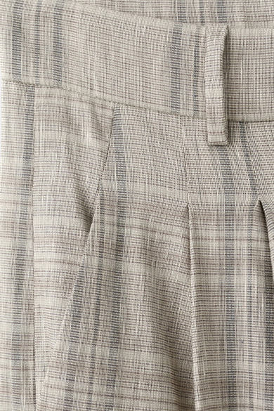 Pantalon beige de MANGO, à rayures grises et avec des plis décoratifs à l'avant.