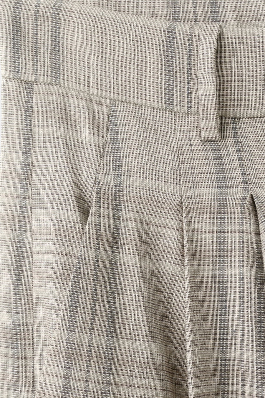Pantalon beige de MANGO, à rayures grises et avec des plis décoratifs à l'avant.