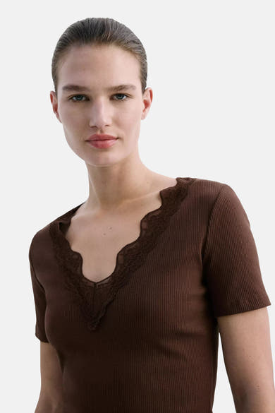 Bruin geribd T-shirt met korte mouwen van MANGO, van achteren gedragen met een lichtblauwe jeans.