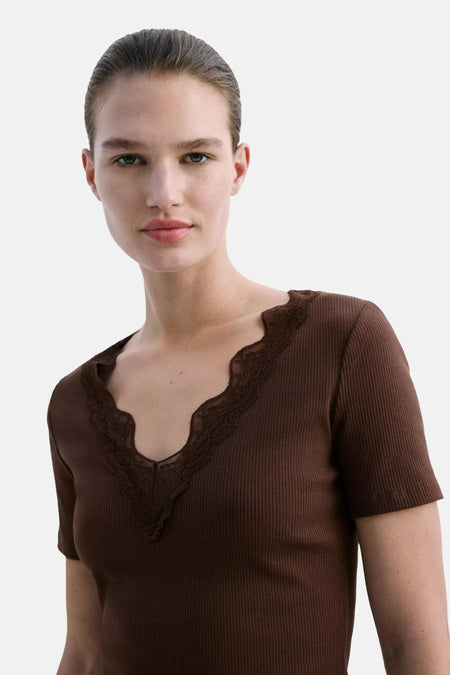 T-shirt brun côtelé à manches courtes de MANGO avec un col en V et une bordure en dentelle.
