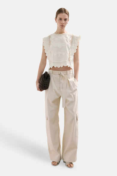 Beige mouwloze cropped blouse van MANGO, geborduurd met bloemenmotieven en kant, gedragen met een cargobroek.