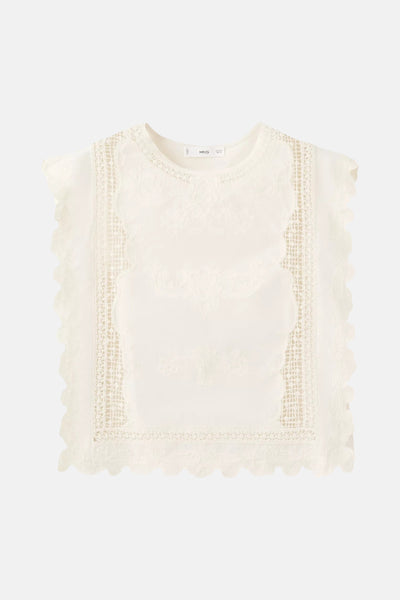 Blouse sans manches écrue de MANGO avec broderie florale et dentelle crochetée sur les bords festonnés.