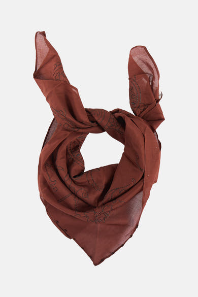 Foulard brun de MANGO avec motifs brodés sombres, noué.