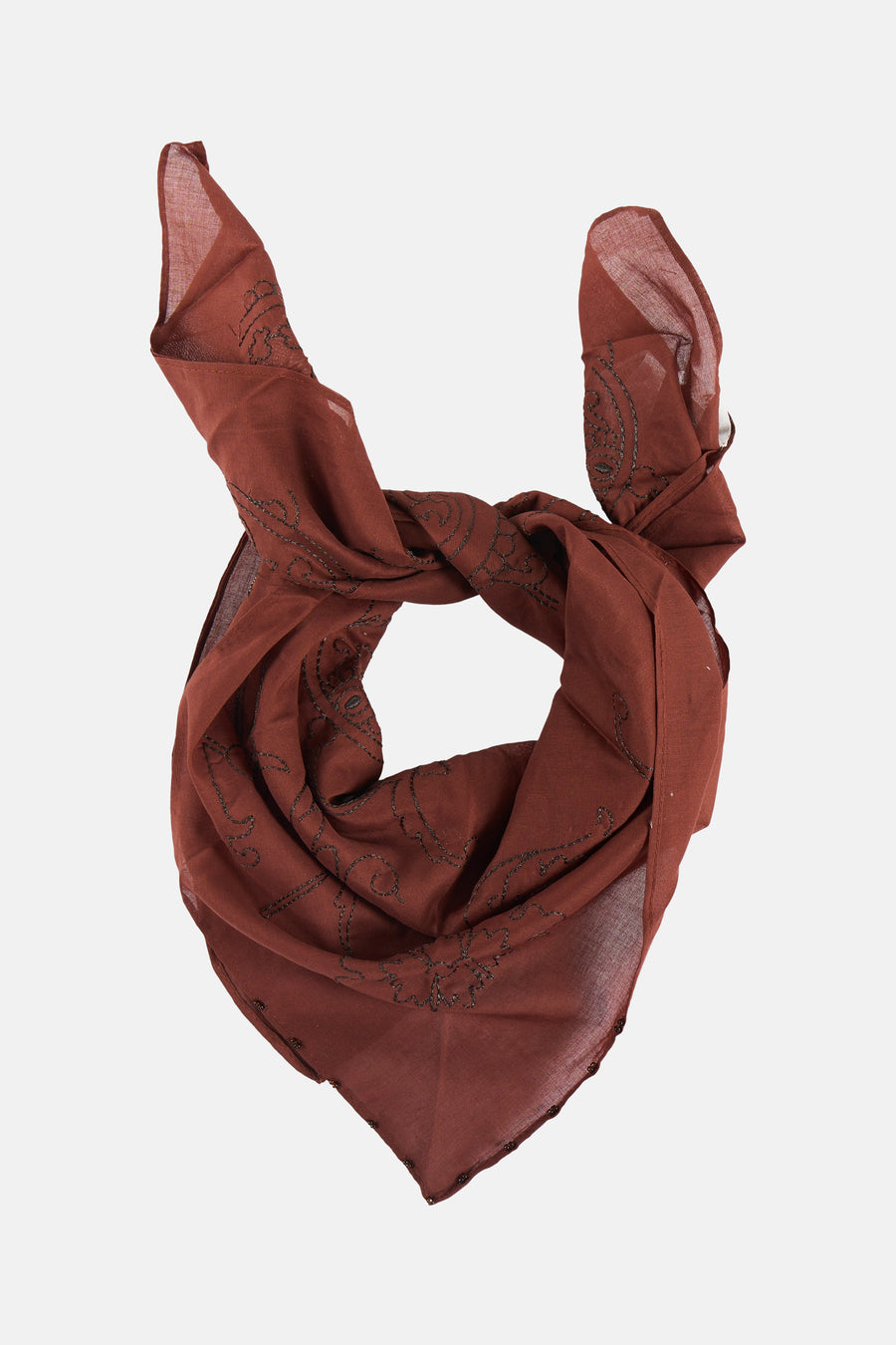 Foulard brun de MANGO avec motifs brodés sombres, noué.