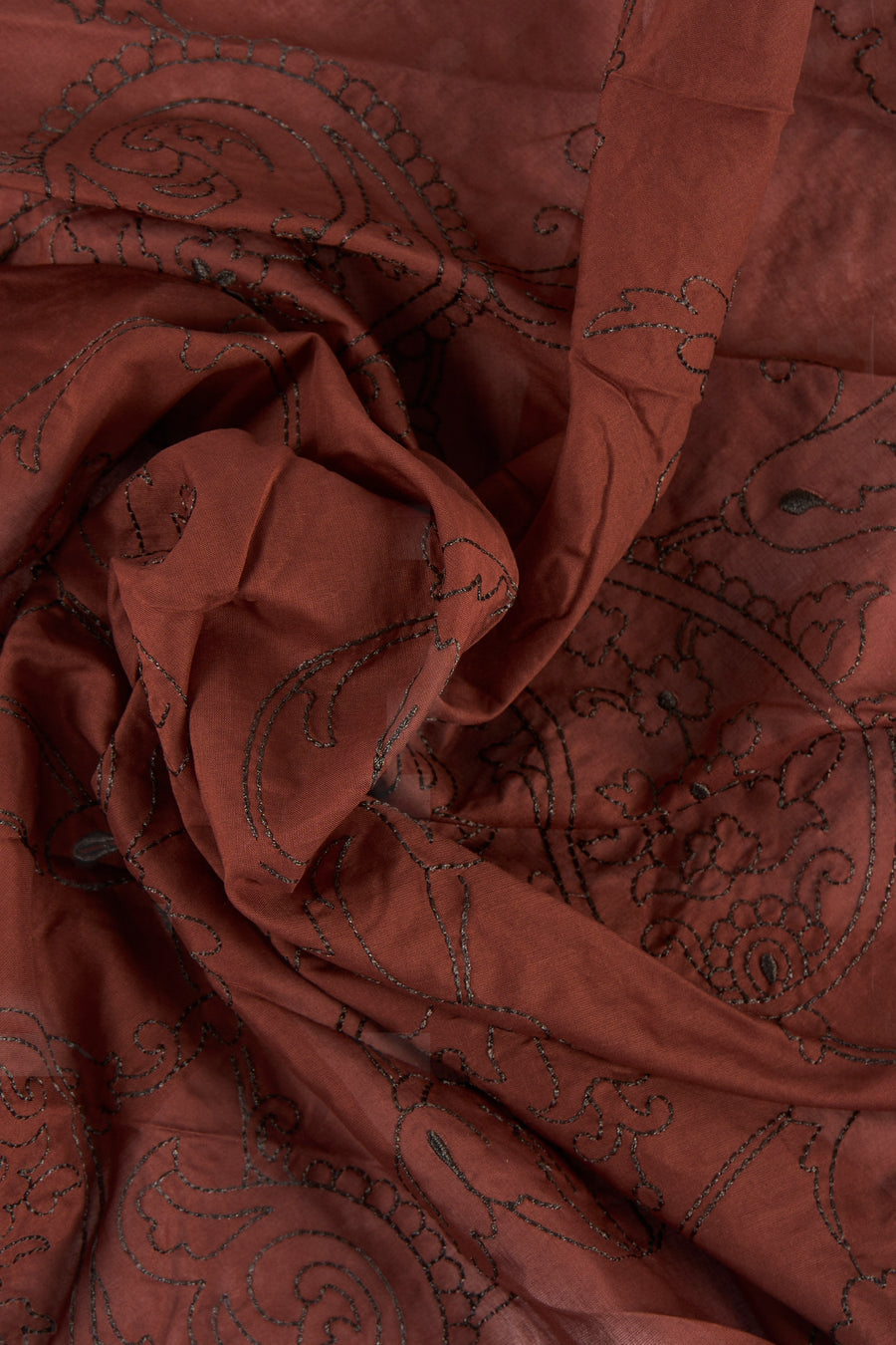 Foulard brun de MANGO avec broderie foncée brillante de motifs floraux et paisley, drapé.