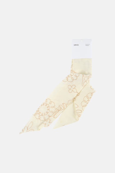 Foulard écru brodé de MANGO avec motifs floraux et ondulés.