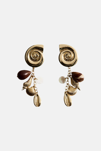 Multikleuren oorbellen van MANGO, met gouden spiraal en hangers van schelp, parel en amberkleurige bedel.