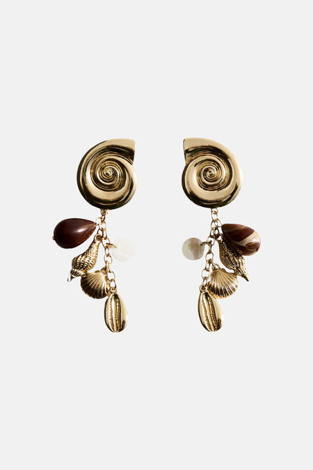 Multikleuren oorbellen van MANGO, met gouden spiraal en hangers van schelp, parel en amberkleurige bedel.