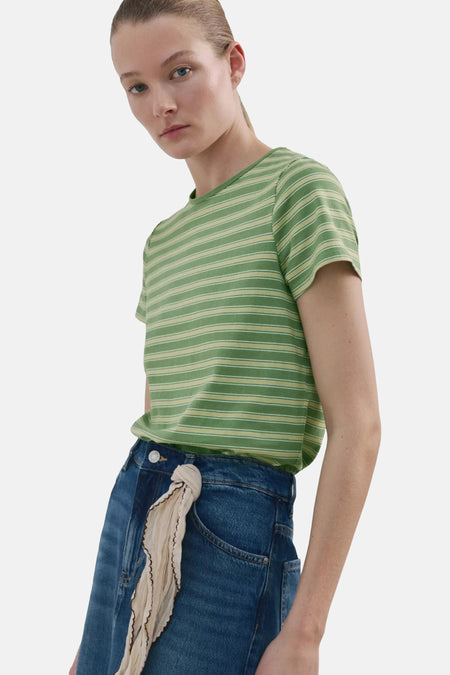 T-shirt rayé vert et beige de MANGO, à manches courtes, porté avec un jean.