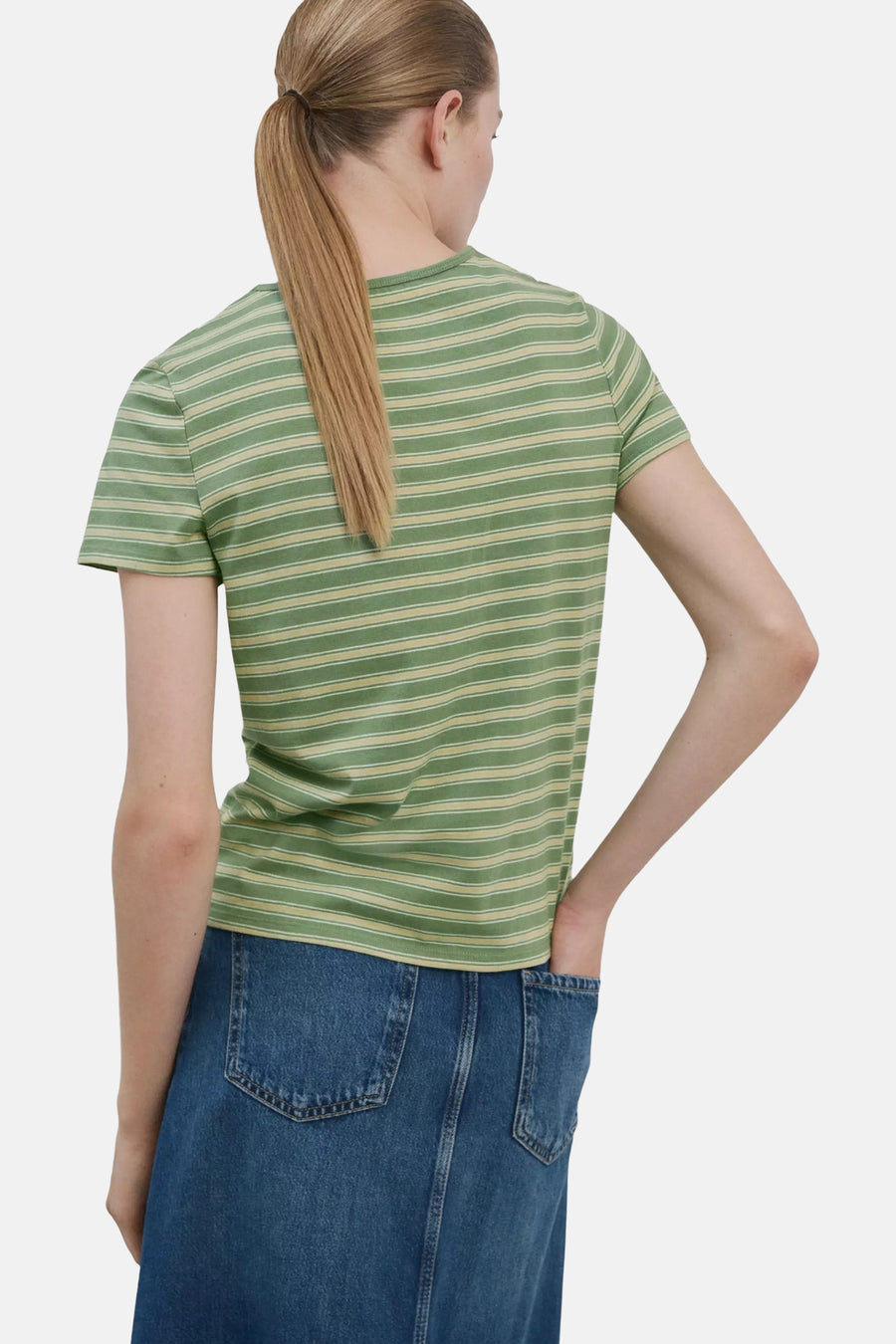 T-shirt à manches courtes vert à rayures beiges de MANGO, vue de dos.