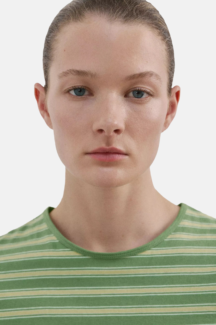 Multikleur gestreept T-shirt van MANGO, groen en gebroken wit, gedragen door een vrouw.