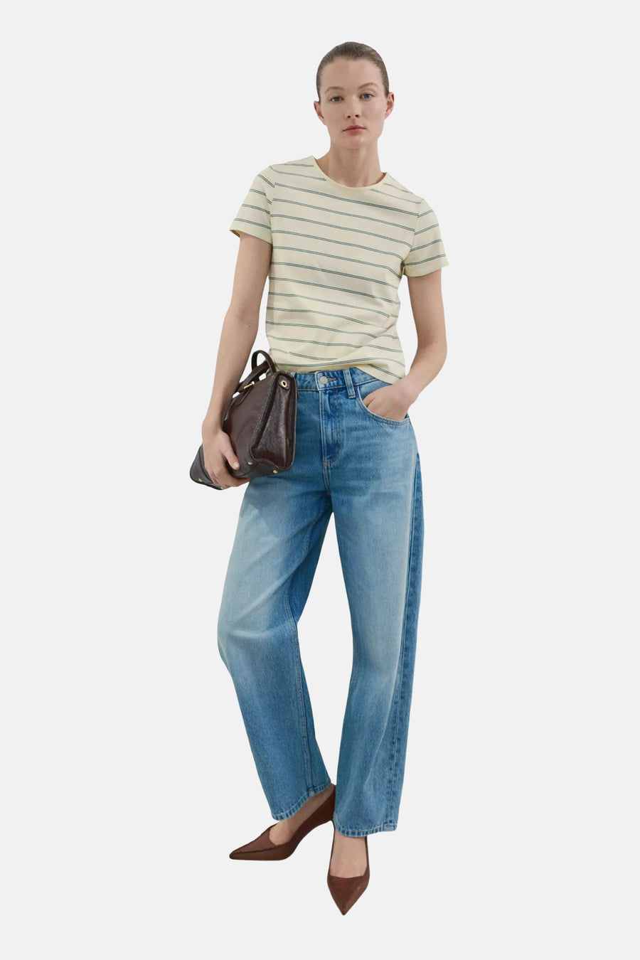 Crèmekleurig T-shirt met blauwgroene strepen van MANGO, gedragen met een wijde jeans, een handtas en bruine schoenen.