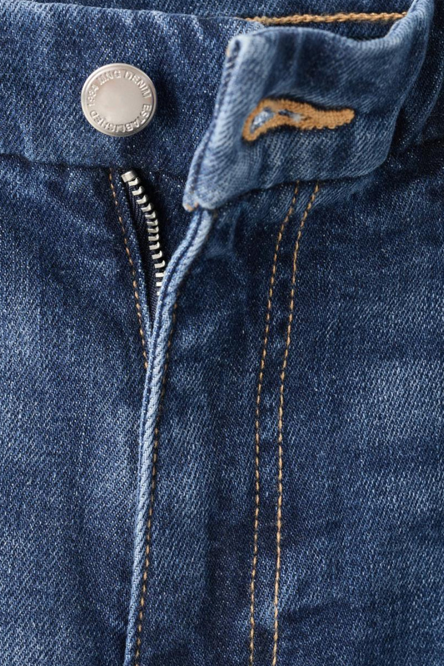 MANGO donkerblauwe flared jeans van denim, met zichtbare knoop en ritssluiting.