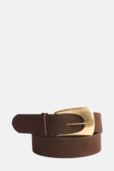 Ceinture marron en suède de MANGO avec une boucle dorée brillante, enroulée sur elle-même.