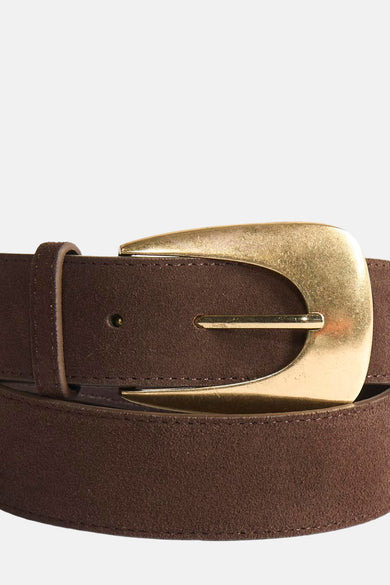 Ceinture marron en daim de MANGO, avec une boucle dorée distinctive et une texture douce.

