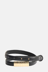 Zwarte leren riem van MANGO, met verstelbare gesp en gouden knoopdetails.