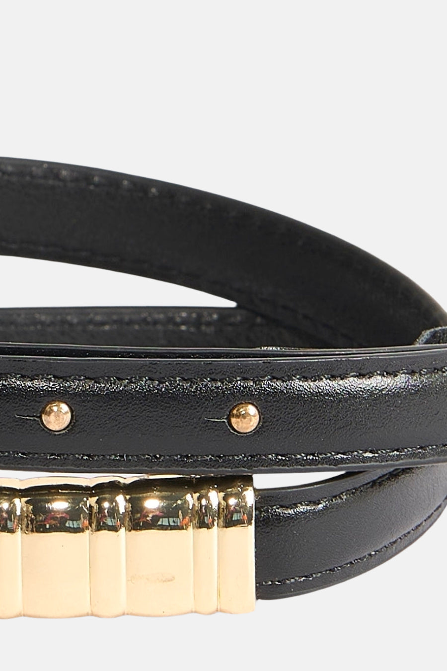 Zwarte riem van MANGO met gouden gesp, klinknageldetails en gladde afwerking.