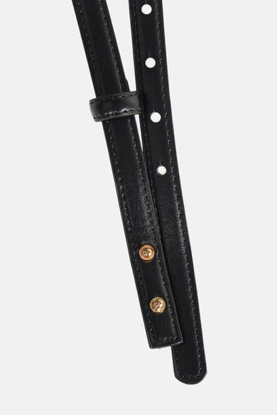 Ceinture noire en cuir de MANGO, avec boucle réglable et détails de boutons dorés.