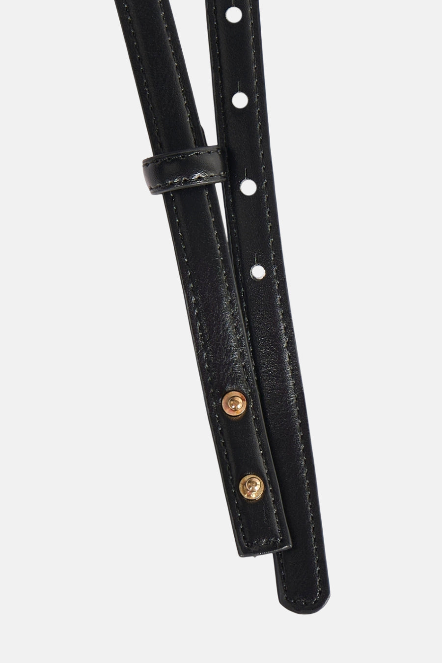 Ceinture noire en cuir de MANGO, avec boucle réglable et détails de boutons dorés.