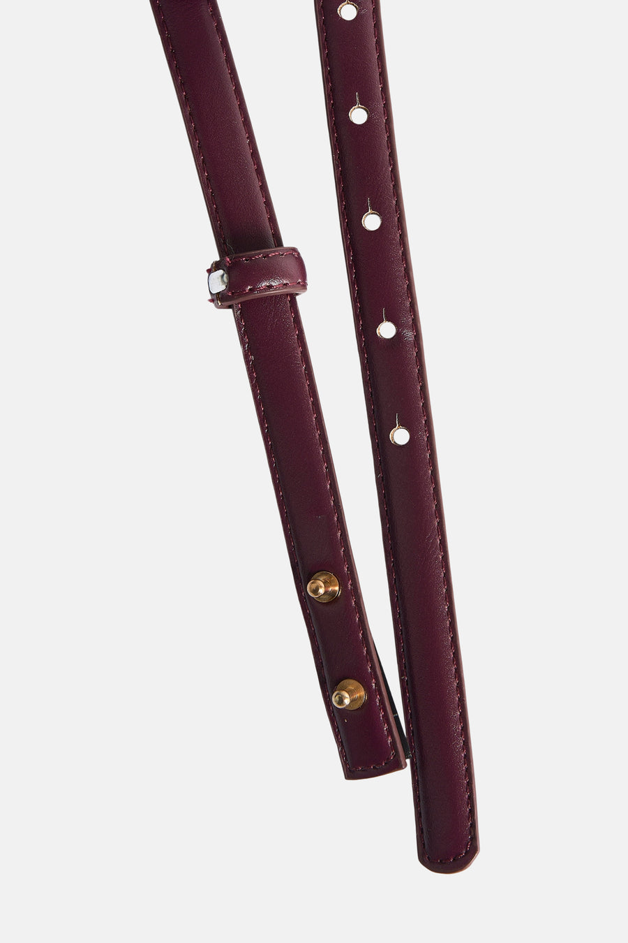 Bordeauxkleurige riem van MANGO, met zilveren gesp en toon-op-toon stikseldetails.