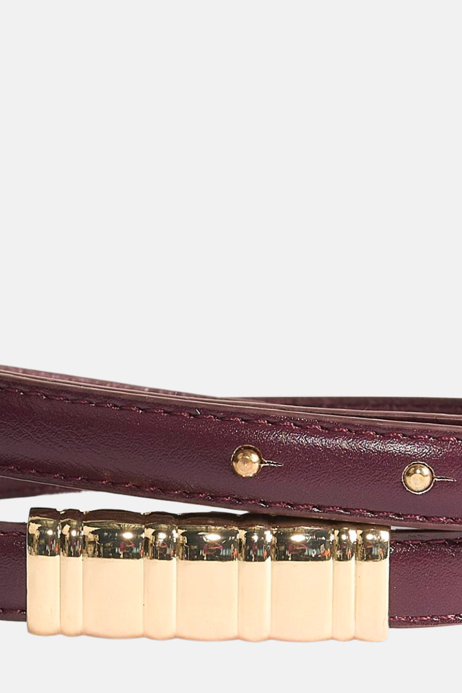 Ceinture bordeaux de MANGO avec boucle dorée et détails de couture visibles.