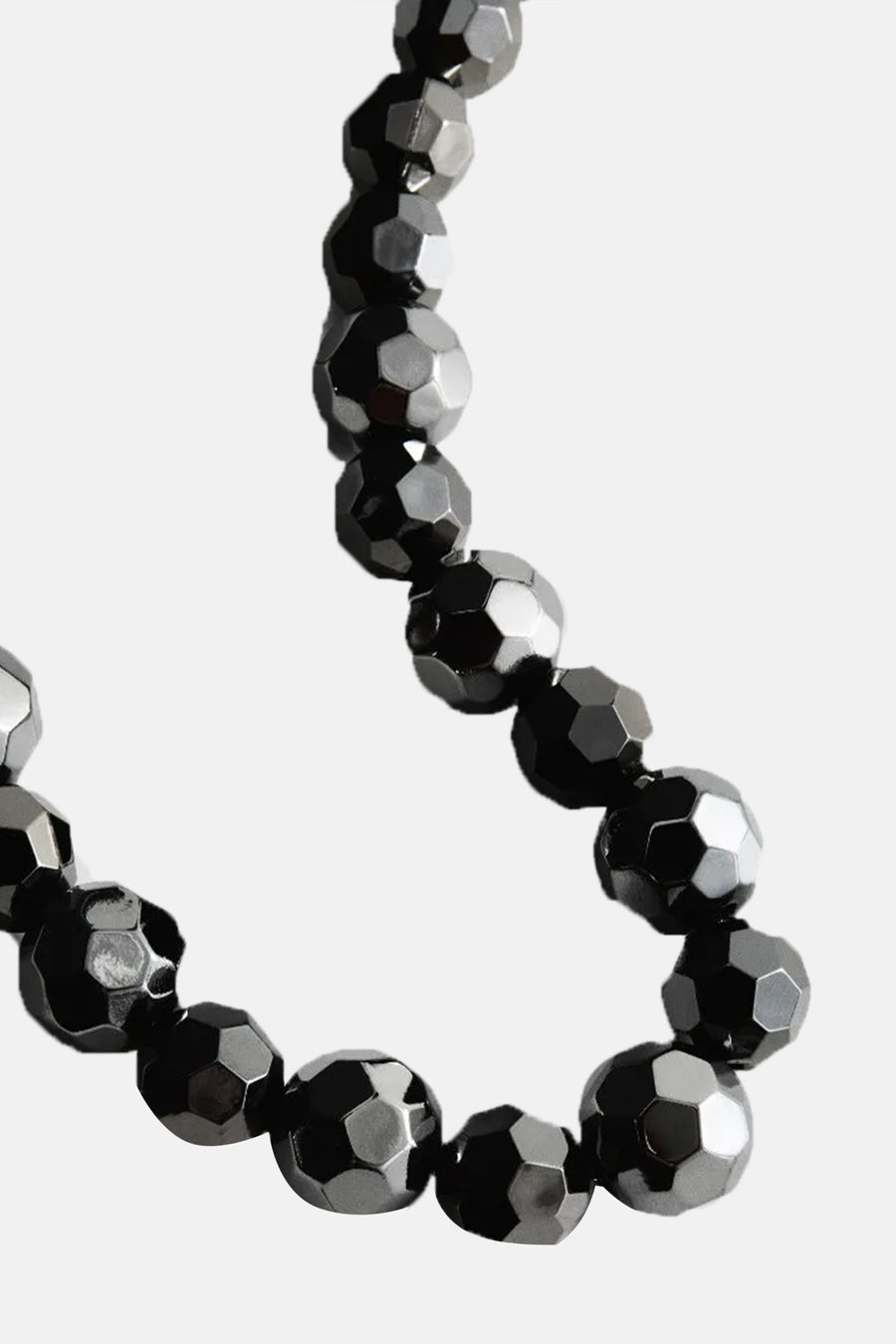 Korte zilveren halsband van MANGO, met geometrische facettende parel.