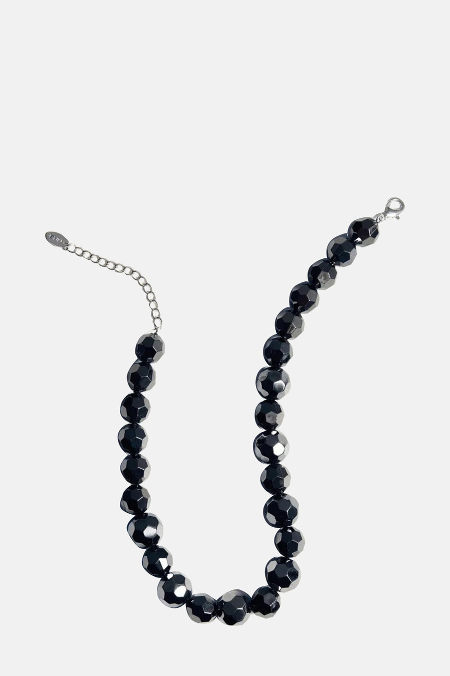 Korte zwarte facettende halsketting van MANGO, met een zilveren extensieketting en en eenousknoopslang.