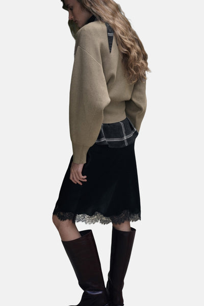 Pull à col rond kaki de MANGO, avec des manches bouffantes et un empiècement à carreaux.