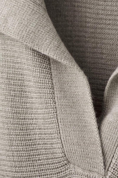 Beige V-hals trui van MANGO, in fijne breitekstuur met subtiele textuur.