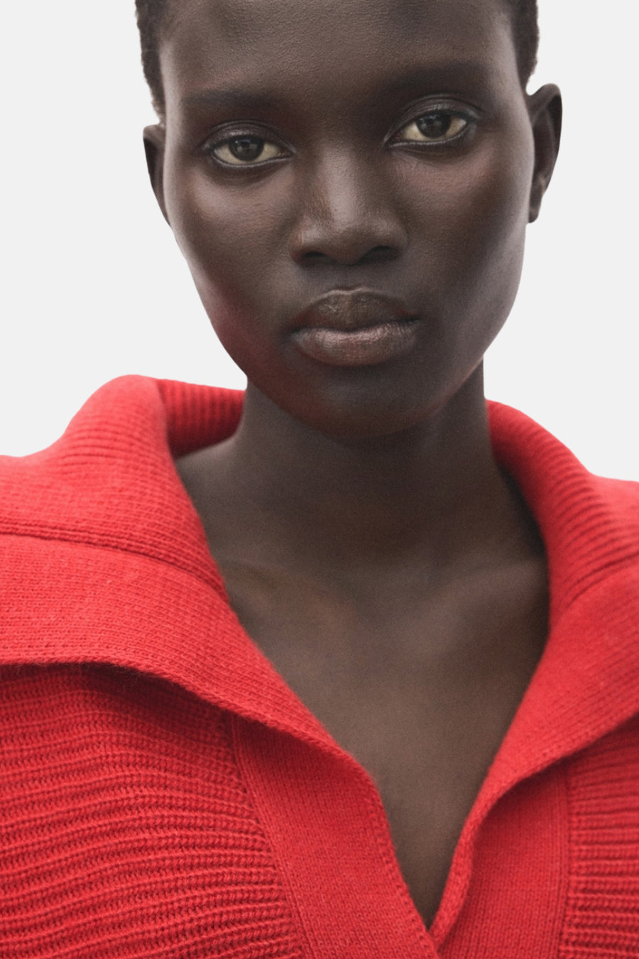 Pull à col en V rouge de MANGO, en tricot côtelé avec col ouvert.
