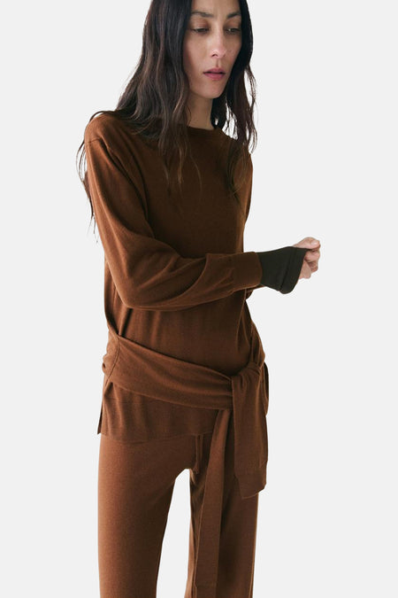 Ronde hals trui van MANGO in bruin, lange mouwen, gedragen met een bijpassende broek met wijde pijpen.
