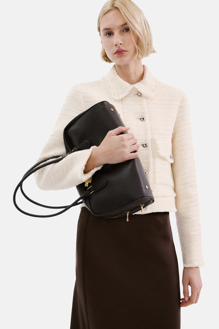 Ecru blazer van MANGO, korte getextureerde jas met kraag en een bruine rok met zwarte kant.