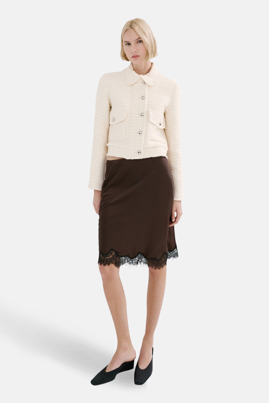 Ecru blazer van MANGO met opgestikte zakken en gedragen met een bruine rok met zwarte kanten details.