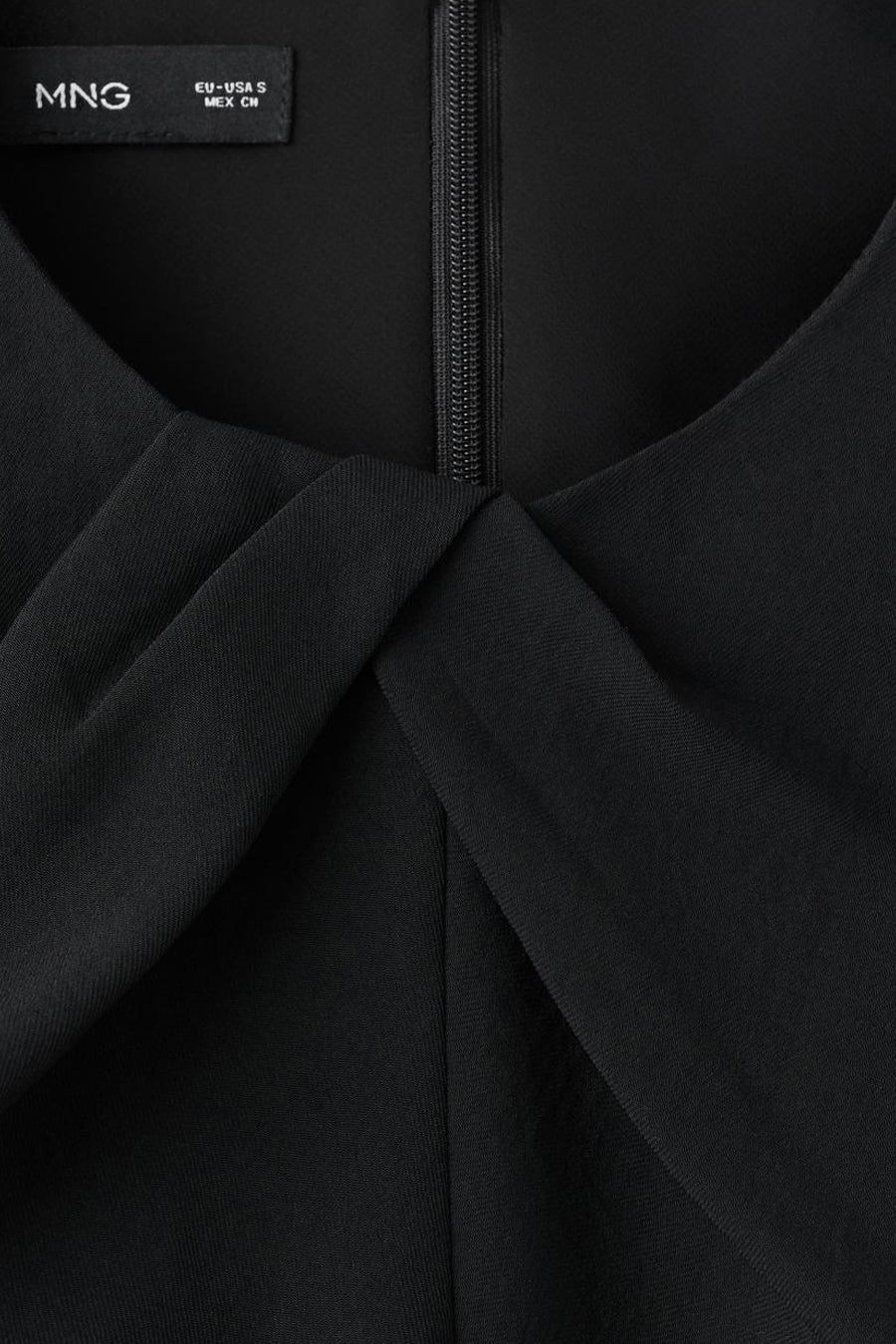 Zwarte jumpsuit van MANGO, met V-hals en zichtbare ritssluiting.