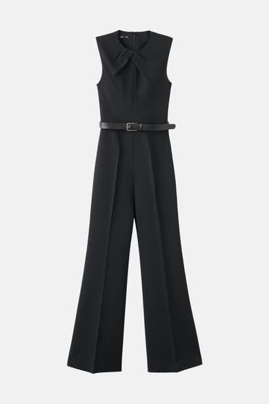 Zwarte jumpsuit van MANGO, wijde broek met een dunne riem.