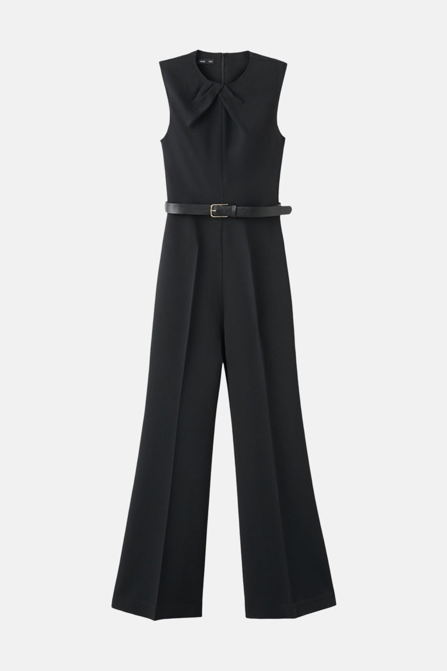 Zwarte jumpsuit van MANGO, wijde broek met een dunne riem.