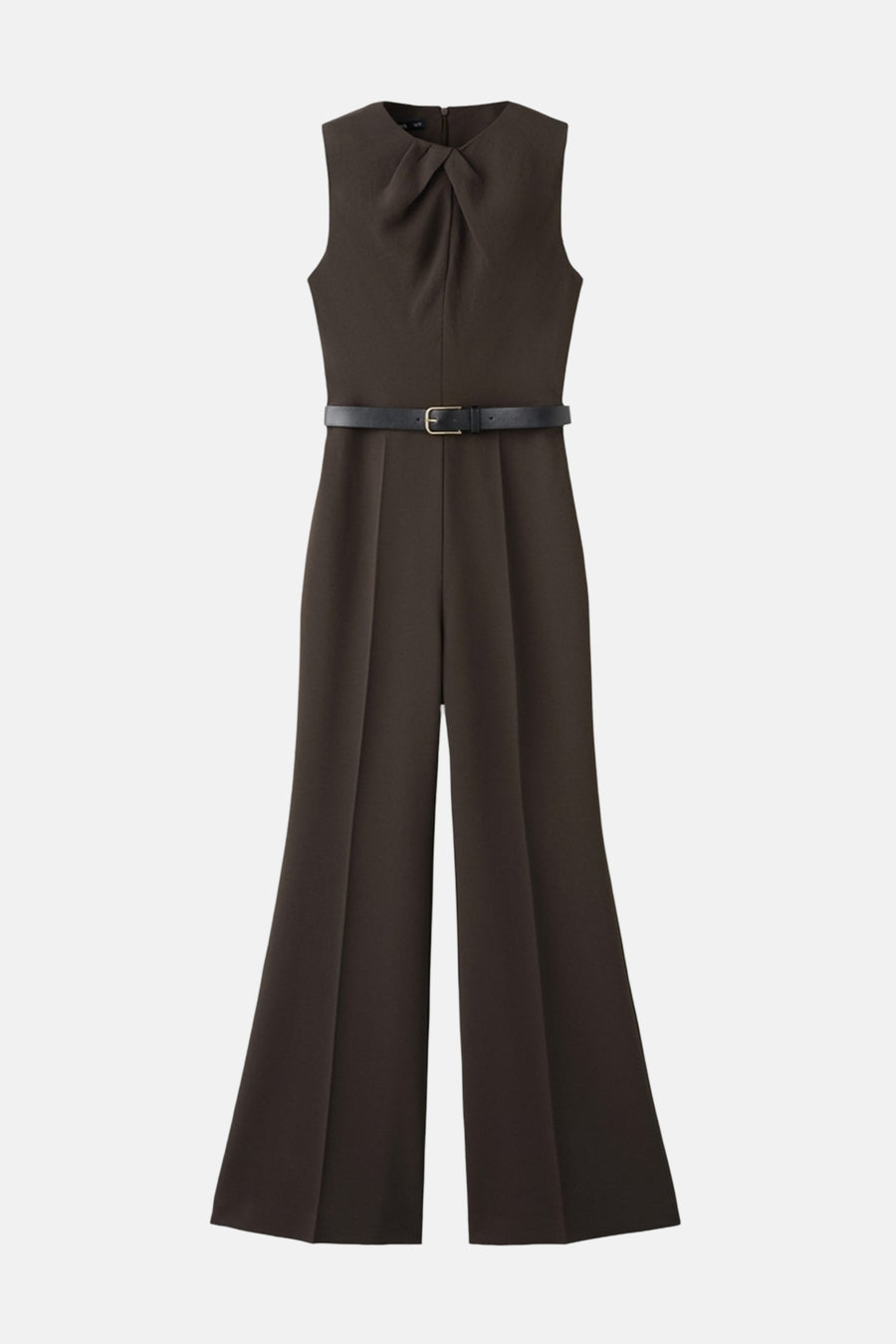Bruin jumpsuit van MANGO, met een zwarte riem met gouden gesp en uitlopende pijpen.