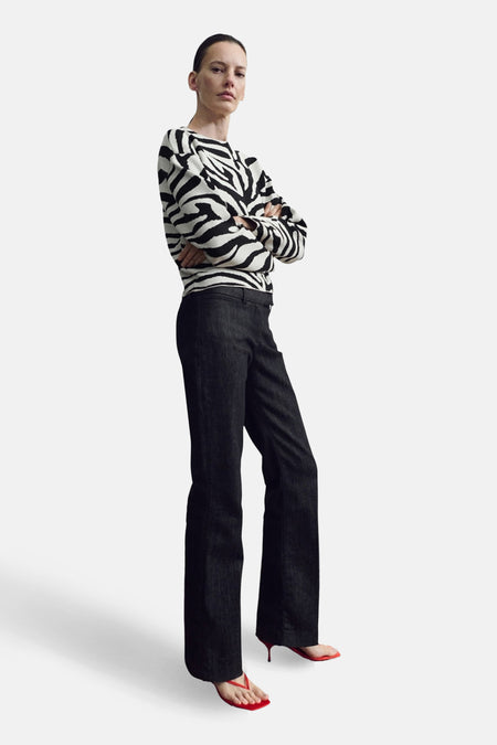 Pull à col rond multicolore de MANGO, avec motif zébré noir et blanc.
