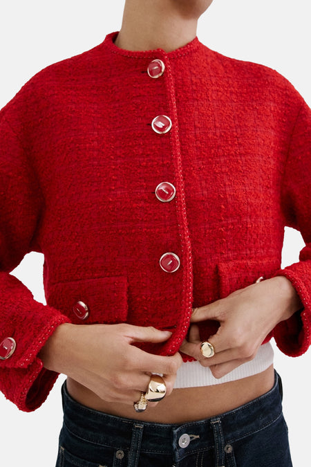 Rode blazer van MANGO, kort en getextureerd, gedragen met een high-waisted jeans en een witte top.