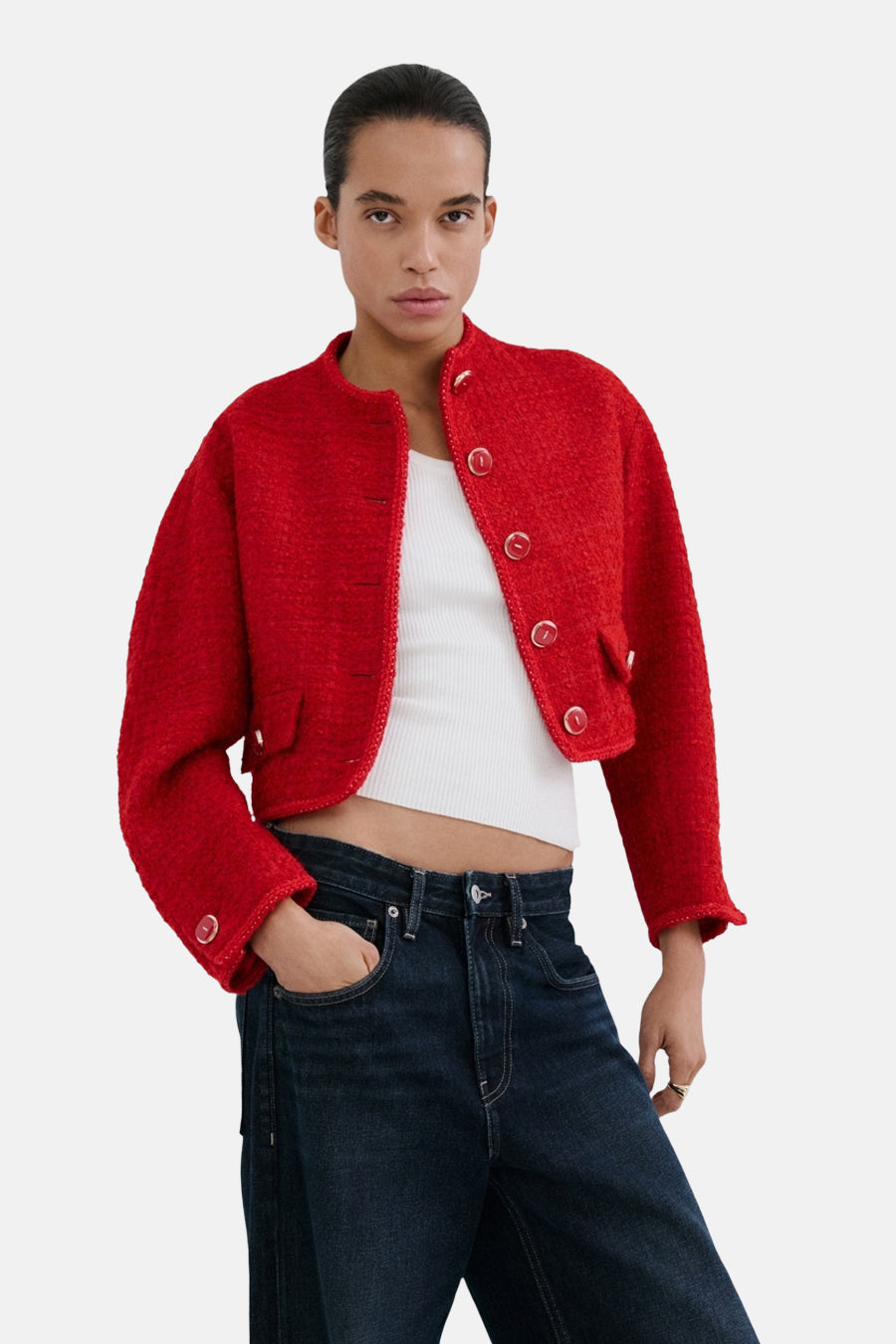 Rode tweedblazer van MANGO, gedragen met een witte tanktop en een low-rise jeans.