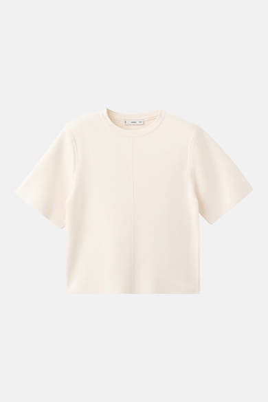 Pull écru de MANGO, avec une couture verticale centrale et des manches courtes amples.